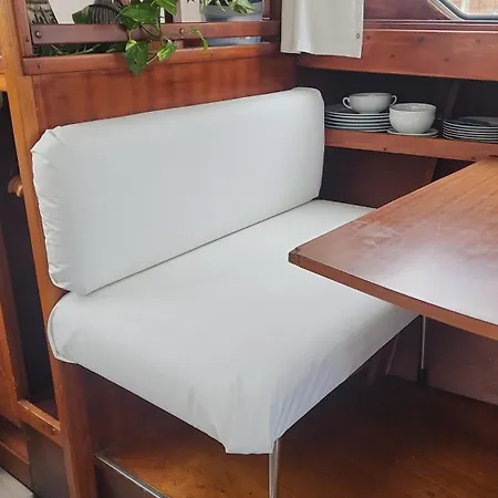 Floating In The Sea Bådhotel